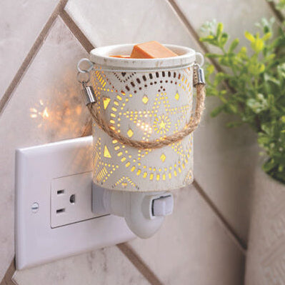 Lone Star pluggable wax warmer with rustic star design and warm farmhouse glow